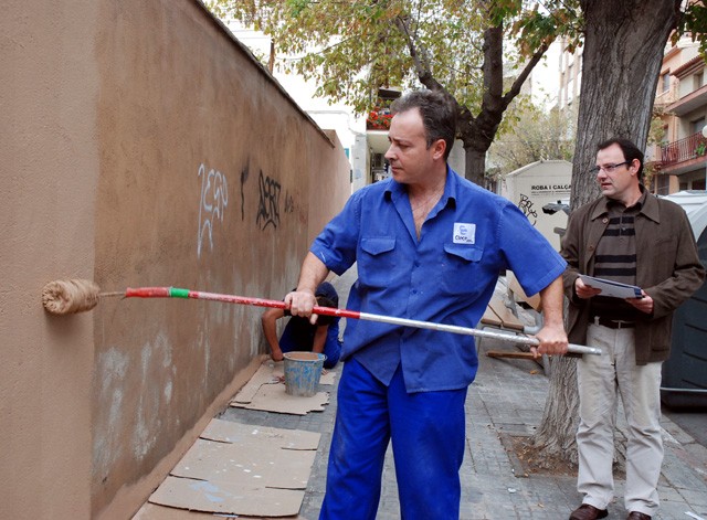 L'Ajuntament neteja els grafitis del Pont Vell