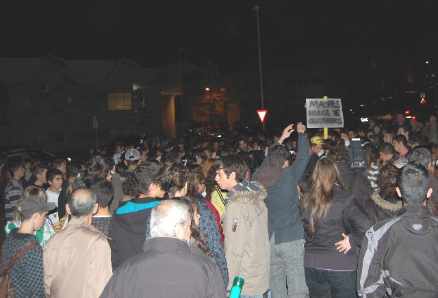 Cerdanyola també es solidaritza amb els familiars de la jove ripolletenca assassinada