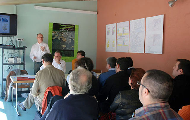 L'equip d'arquitectes Santamaría-Baró exposa un Pla de Millora de Montflorit al procés participatiu del barri