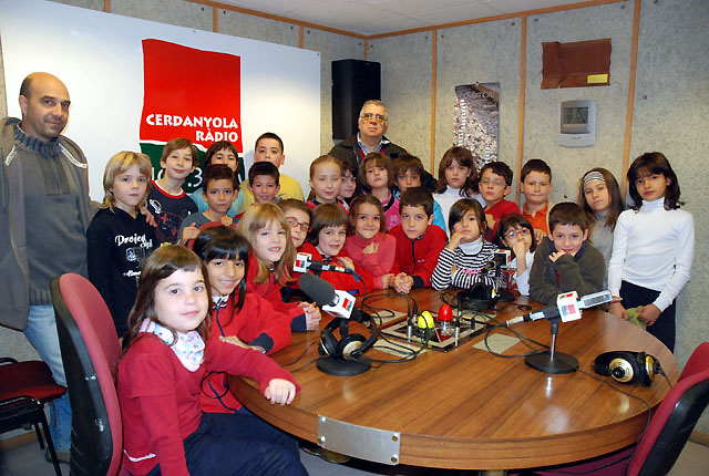 Alumnat del CEIP Collserola inaugura les visites a l'emissora municipal Cerdanyola Ràdio