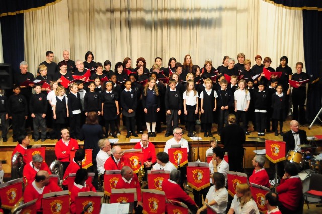 La coral solidària Veus sense Fronteres actua amb infants d'una escola de Londres