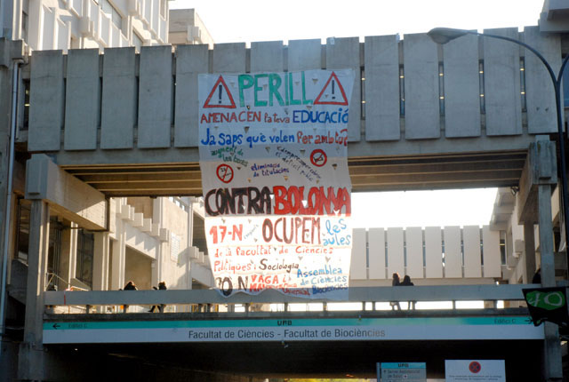 Els estudiants contraris al Pla de Bolonya ocupen la Facultat de Filosofia i Lletres de la UAB