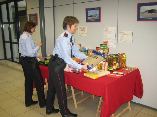 Els Mossos d'Esquadra recullen aliments per a Càritas