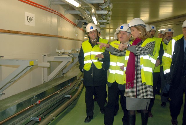 La ministra Garmendia visita un Sincrotró que no estarà en marxa definitivament fins el 2011
