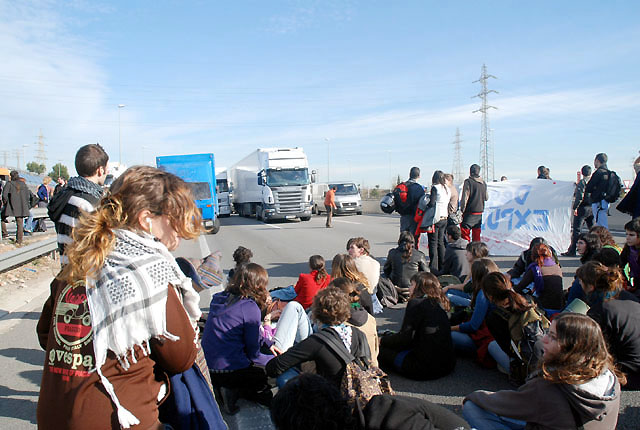 Estudiants de la UAB tallen l'autopista AP-7 per demanar la retirada dels expedients disciplinaris