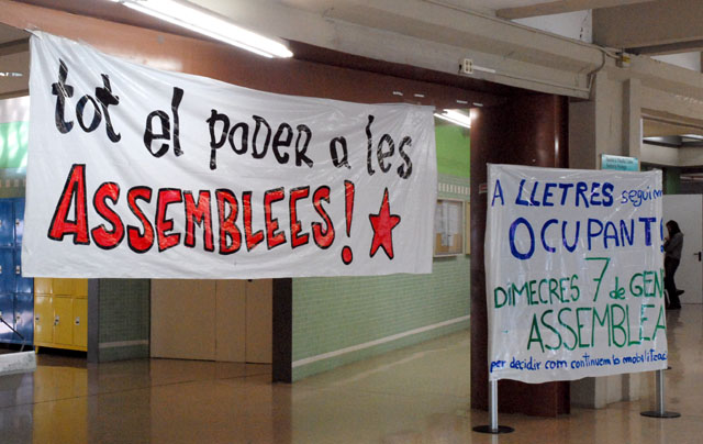 S’encadenen a les portes del Rectorat de la UAB per protestar contra els expedients disciplinaris