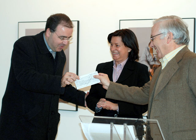 Art i solidaritat lliuren 3.275 euros a Cáritas