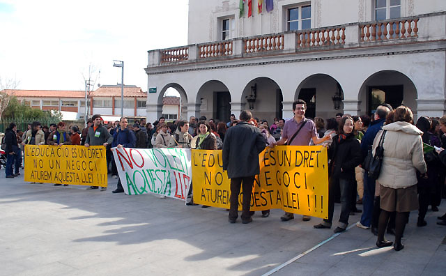 Els professors locals donen suport a la vaga del 19 de març