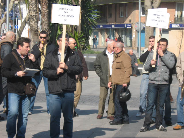 Un grup de policies es manifesta per protestar en contra del nou conveni laboral dels treballadors municipals