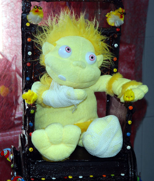 El programa de ràdio Espai Vital rep una mona commemorativa de la Pastisseria Espluga de Ripollet