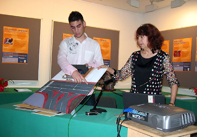 Els estudiants de batxillerat exposen els seus treballs de recerca