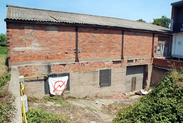 Ocupen una nau industrial del carrer dels Boters