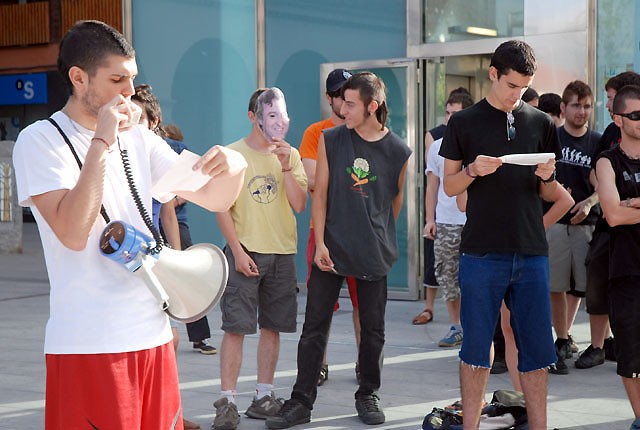 L'Assemblea d'Ocupes protesta pel desallotjament de la nau industrial del carrer dels Boters