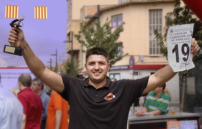 Daniel Corici guanya de la II carrera de cambreres i cambrers de Ripollet