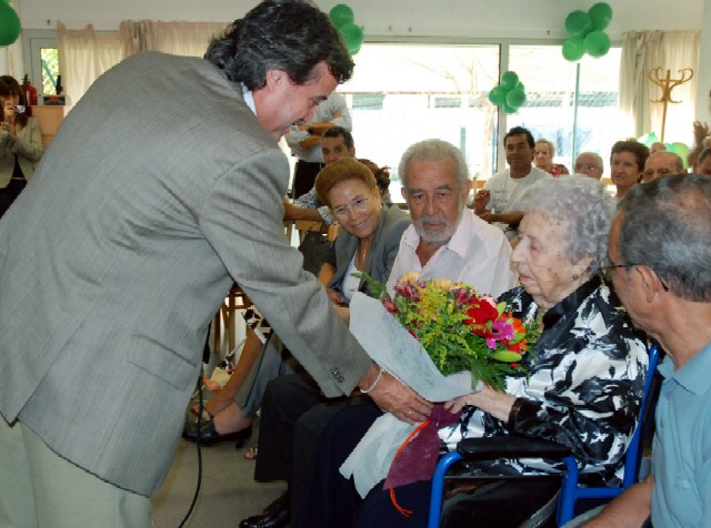 Homenatge de l'Ajuntament a l'àvia centenària Consuelo González