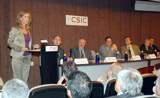 La ministra Garmendia inaugura la sala blanca de l'Institut de Microelectrònica de la UAB