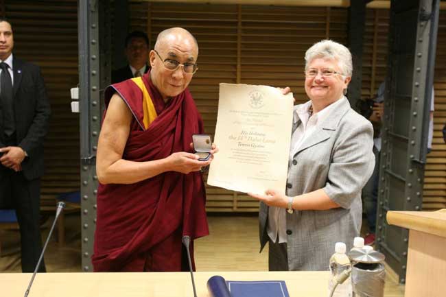 La UAB investeix com Honoris Causa la rectora de la Universitat de Varsòvia