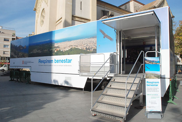 L'Ambibús, la unitat mòbil de Medi Ambient, estaciona a Cerdanyola