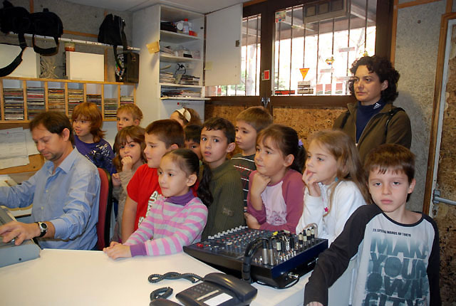 Comencen les visites de les escoles a l'emissora municipal Cerdanyola Ràdio