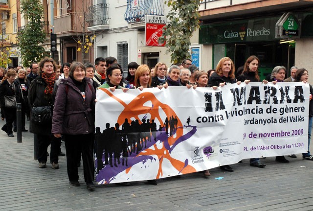 La Marxa contra la violència vers les dones porta al cor de la ciutat un missatge de tolerància zero