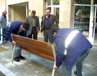 Reubicació de bancs i papereres als carrers Mare de Déu del Pilar i Escoles