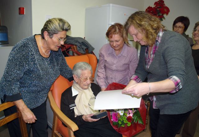 L'Ajuntament homenatja la centenària Carmen Gayoso