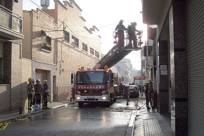 Un incendi al carrer La Pau obliga a evacuar 4 edificis de veïns
