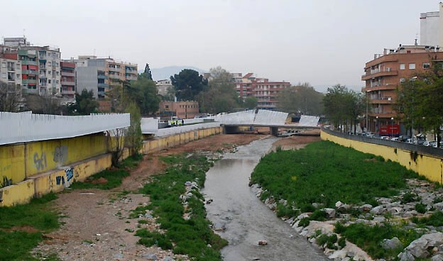 Resum del 2010: les obres de la passarel·la del riu s'aturen al segon trimestre de l'any