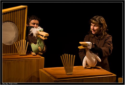 Més de mil alumnes gaudeixen amb les titelles Guyi-Guyi