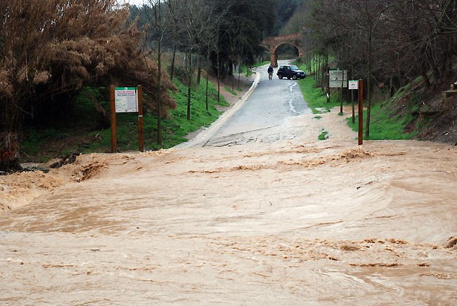 La pluja fa tancar el camí d'accés a Can Catà