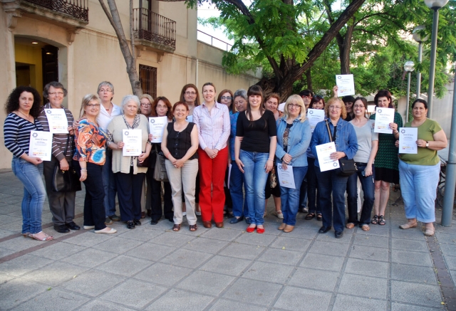 Lliurament dels primers diplomes dels tallers Dona, connecta’t