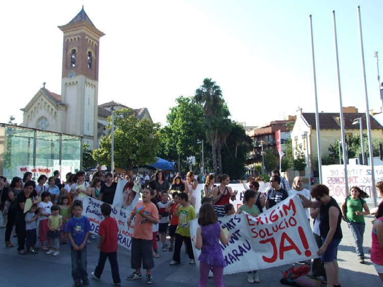 L'Ampa de l'escola Xarau reclama solucions al pati confinat per fibrociment