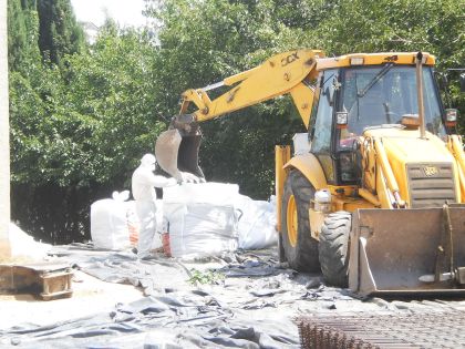 Les obres de confinament del fibrociment al Xarau avancen a bon ritme