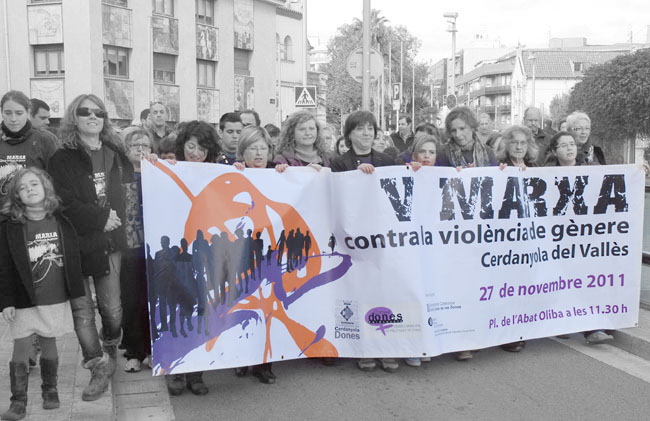 Unes 200 persones participen en la Marxa contra la violència vers les dones