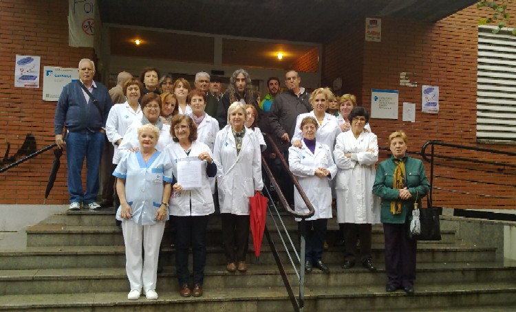 Treballadors del CAP Serraparera donen suport a un manifest de defensa de la sanitat pública