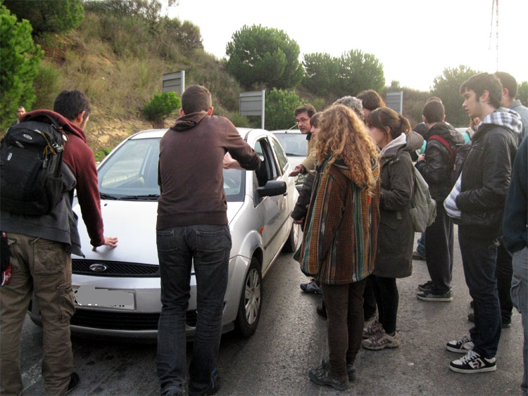 Els estudiants de la UAB tallen l'AP7 i la línia de FGC a la vaga per la Universitat pública