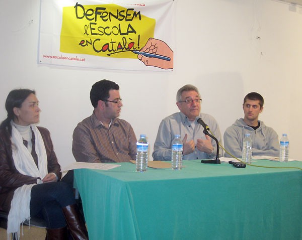 Recollida de signatures per la llei del català a l'escola