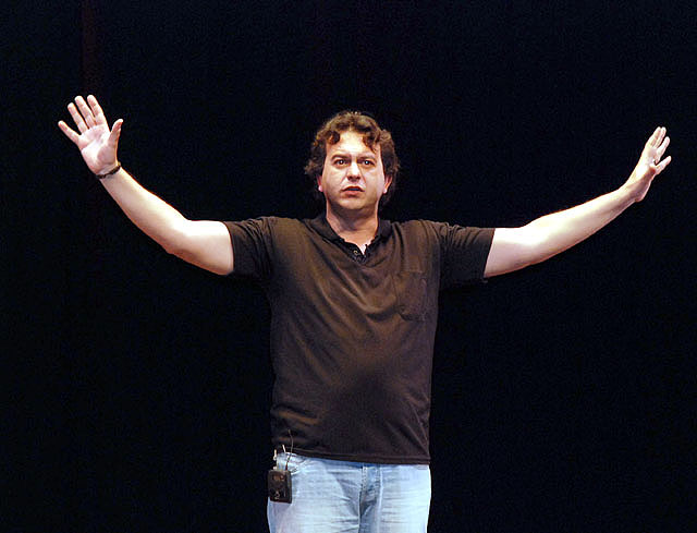 FEM Monòlegs: Tu ets solidari i jo et regalo un somriure