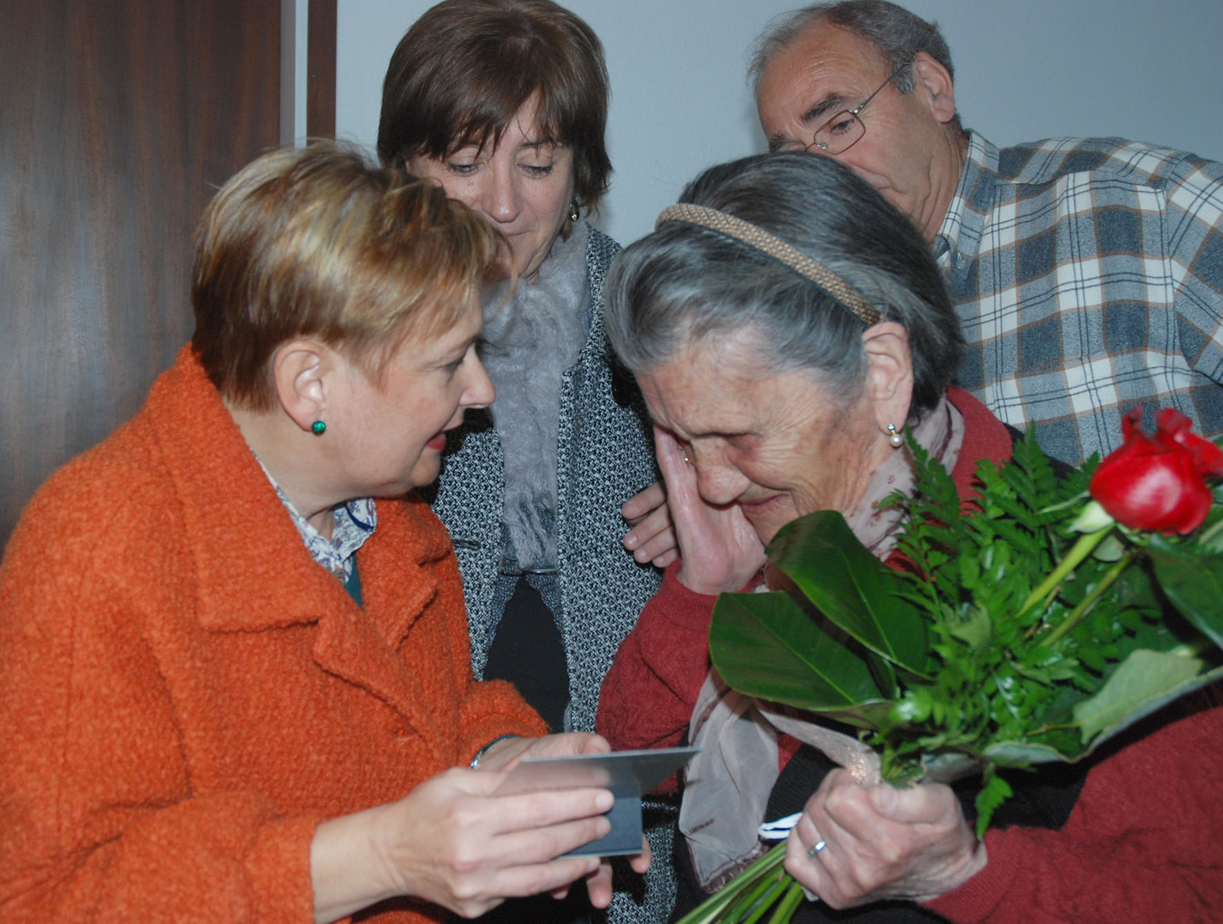 La centenària Maria Álvarez Fernández rep l'homenatge de l'Ajuntament
