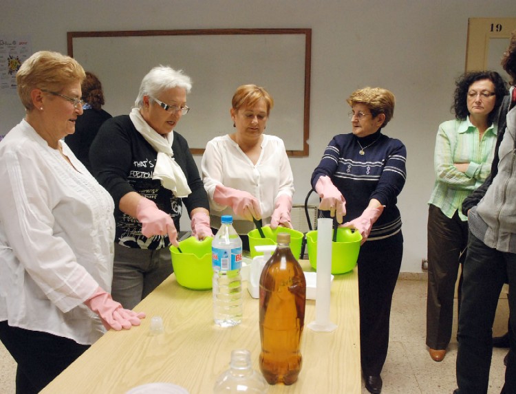 Més tallers de sabó elaborats amb oli reciclat