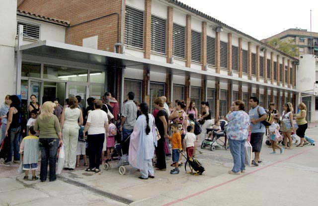 Augmenta la dotació i demanda de beques escolars