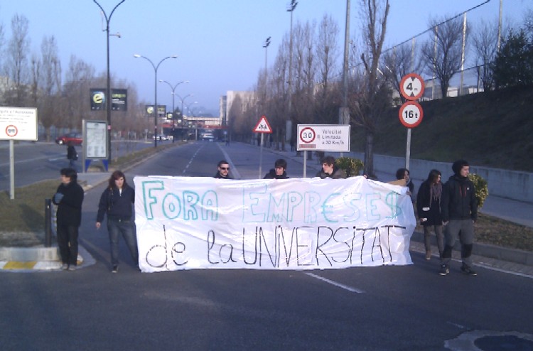 Tallen la B30, l'AP7 i les vies de FGC dins les protestes de la vaga a les Universitats