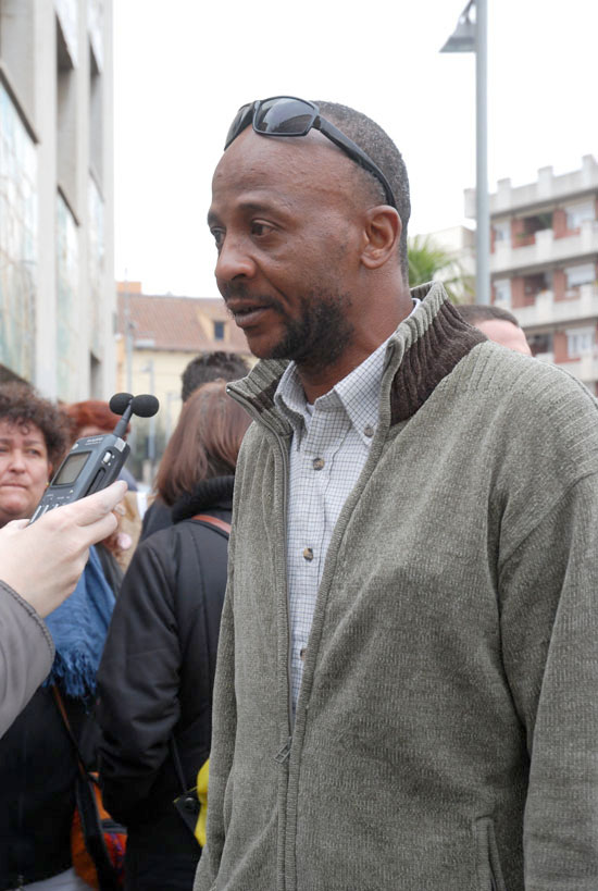 Protesta contra la subhasta d'un pis a Badia amb el suport de la Plataforma de Cerdanyola