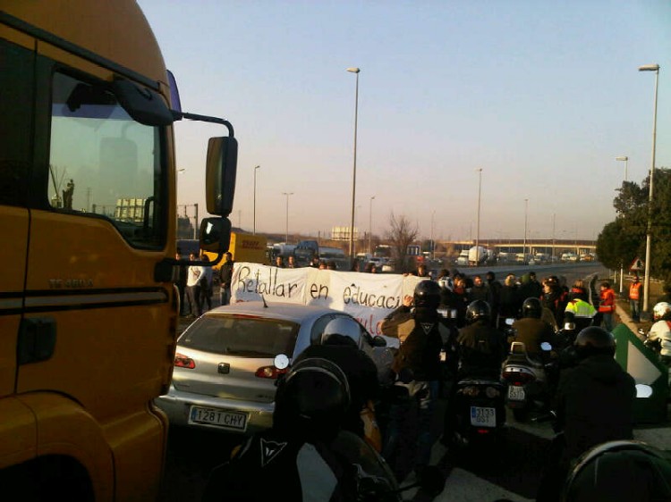 Les protestes d'estudiants aturen les classes a Lletres de la UAB