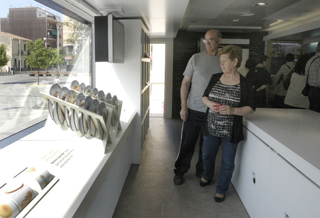 El bus Alícia s'aparca a la plaça de l'Abat Oliba 