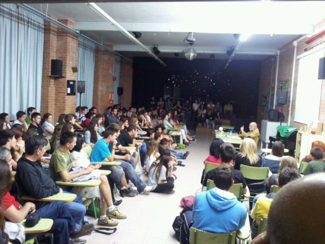 Una setantena d'alumnes passen la nit a l'institut Pere Calders