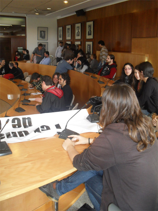 Ocupen una sala del rectorat de la UAB per evitar la reducció de personal abans de les eleccions