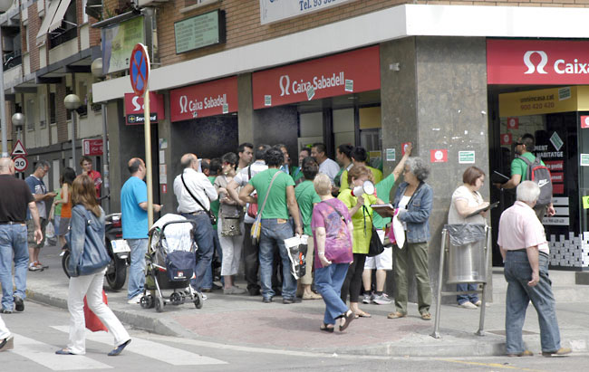 Protesta dels Afectats per la Hipoteca a l'oficina d'Unnim