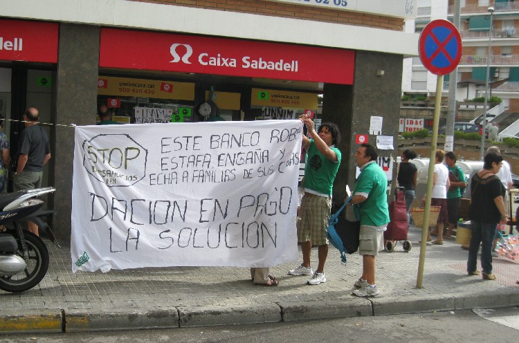 Protesta dels afectats de la hipoteca davant una oficina d'Unnim