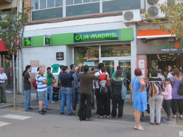 Els Afectats per la Hipoteca reclamen solucions a les portes de Caja Madrid 